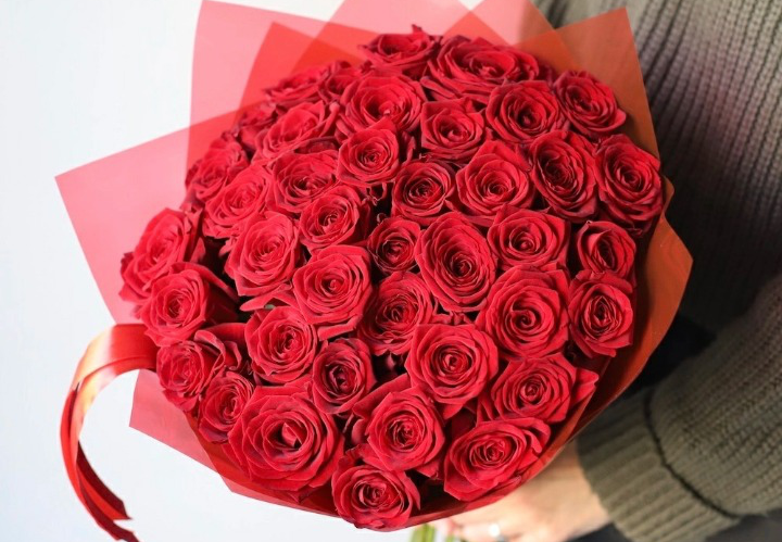Meaning and Significance Behind 50 Roses Bouquet – NoonGifts.Com